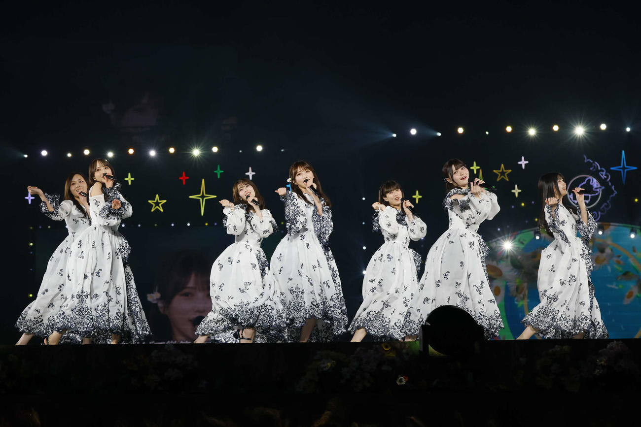 与田祐希卒業コンサートでパフォーマンスする乃木坂46の3期生。左から梅澤美波、佐藤楓、岩本蓮加、与田祐希、吉田綾乃クリスティー、伊藤理々杏、久保史緒里　鈴木健太（KENTA Inc．）氏撮影