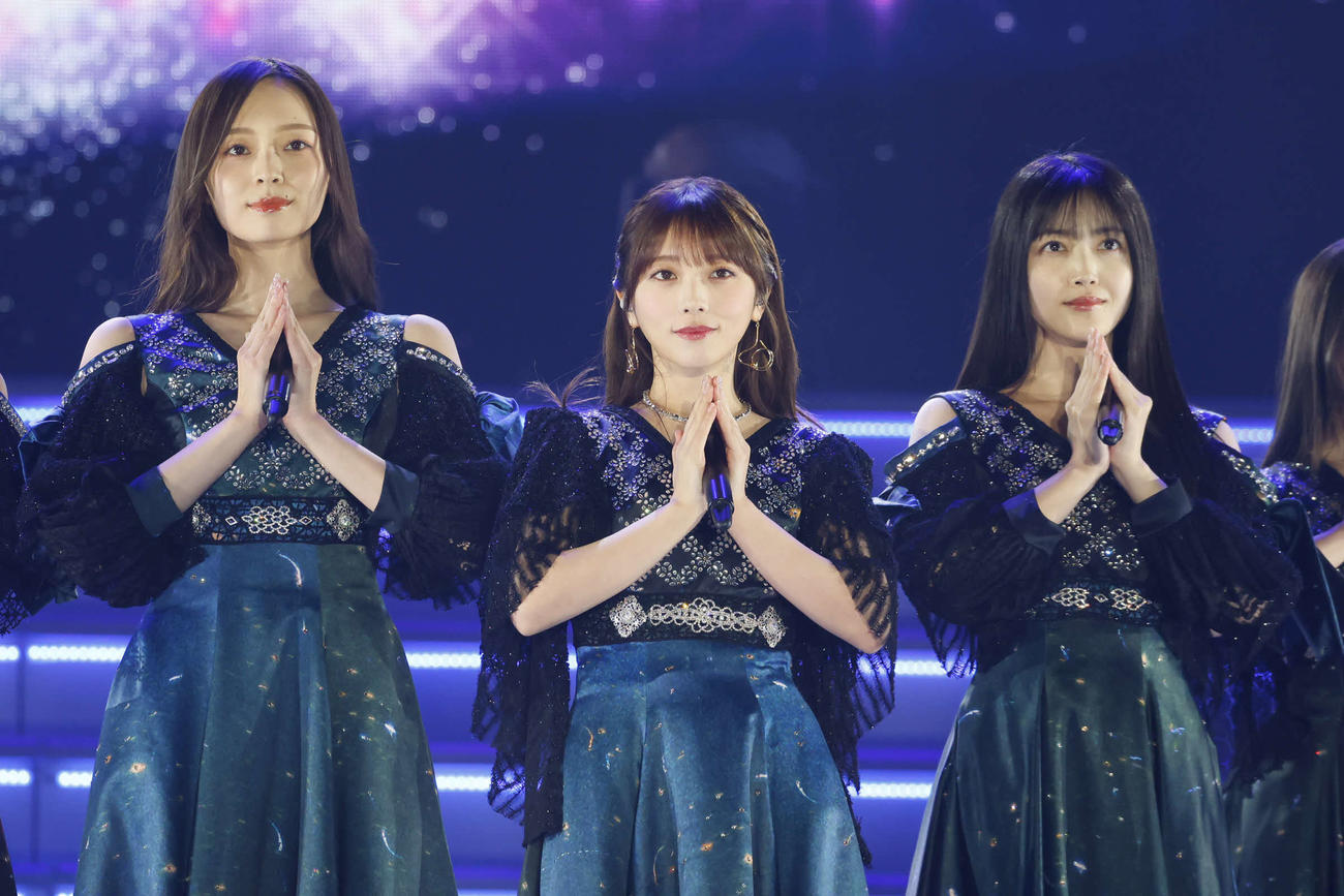卒業コンサートでパフォーマンスする、左から乃木坂46梅澤美波、与田祐希、久保史緒里　鈴木健太（KENTA Inc．）氏撮影