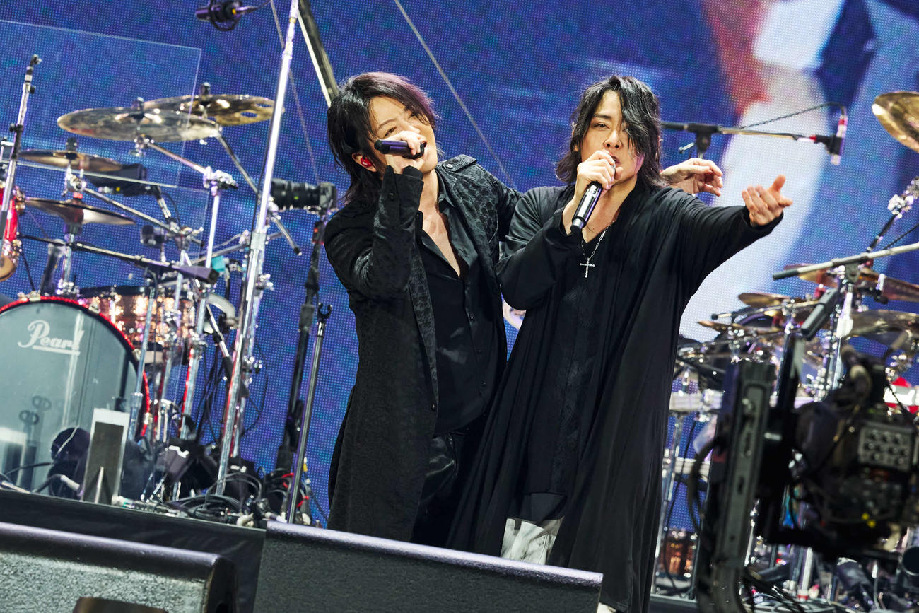 「The Millemium Eve 2025」で歌唱するGLAYのTERU（左）とLUNA SEAのRYUICHI