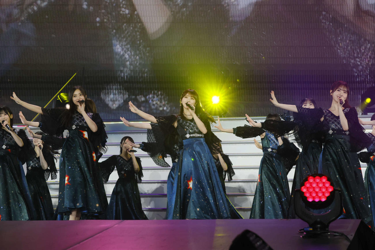 与田祐希卒業コンサートでパフォーマンスする、左から井上和、与田祐希、筒井あやめ　鈴木健太（KENTA Inc．）氏撮影