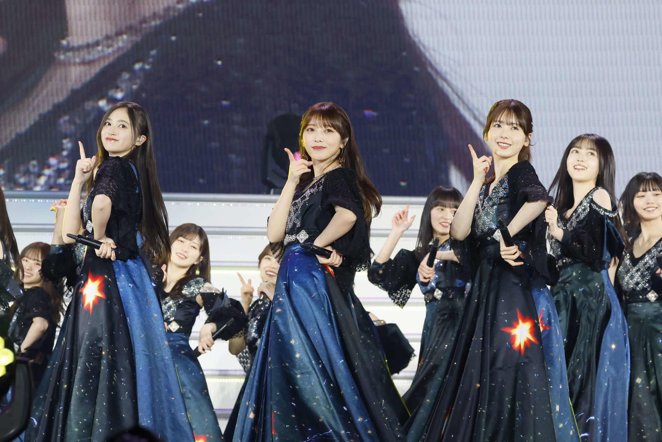 卒業コンサートでパフォーマンスする、左から乃木坂46井上和、与田祐希、筒井あやめ、久保史緒里、中西アルノ　鈴木健太（KENTA Inc．）氏撮影