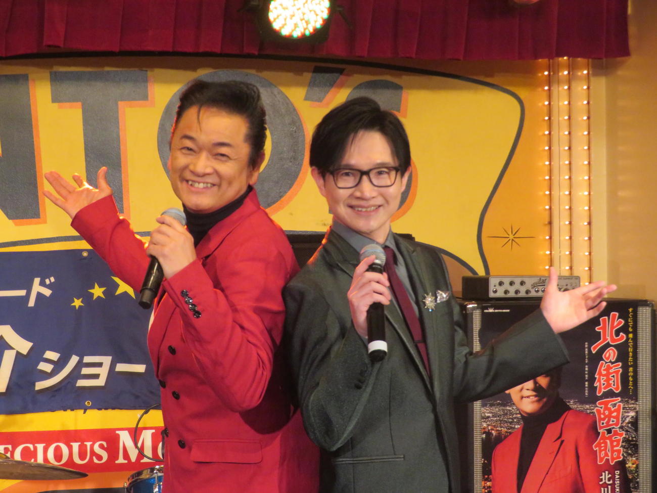 「北川大介新曲発表ライブ～函館を歌う～」を開催した北川大介（左）と演歌YouTuberのShin
