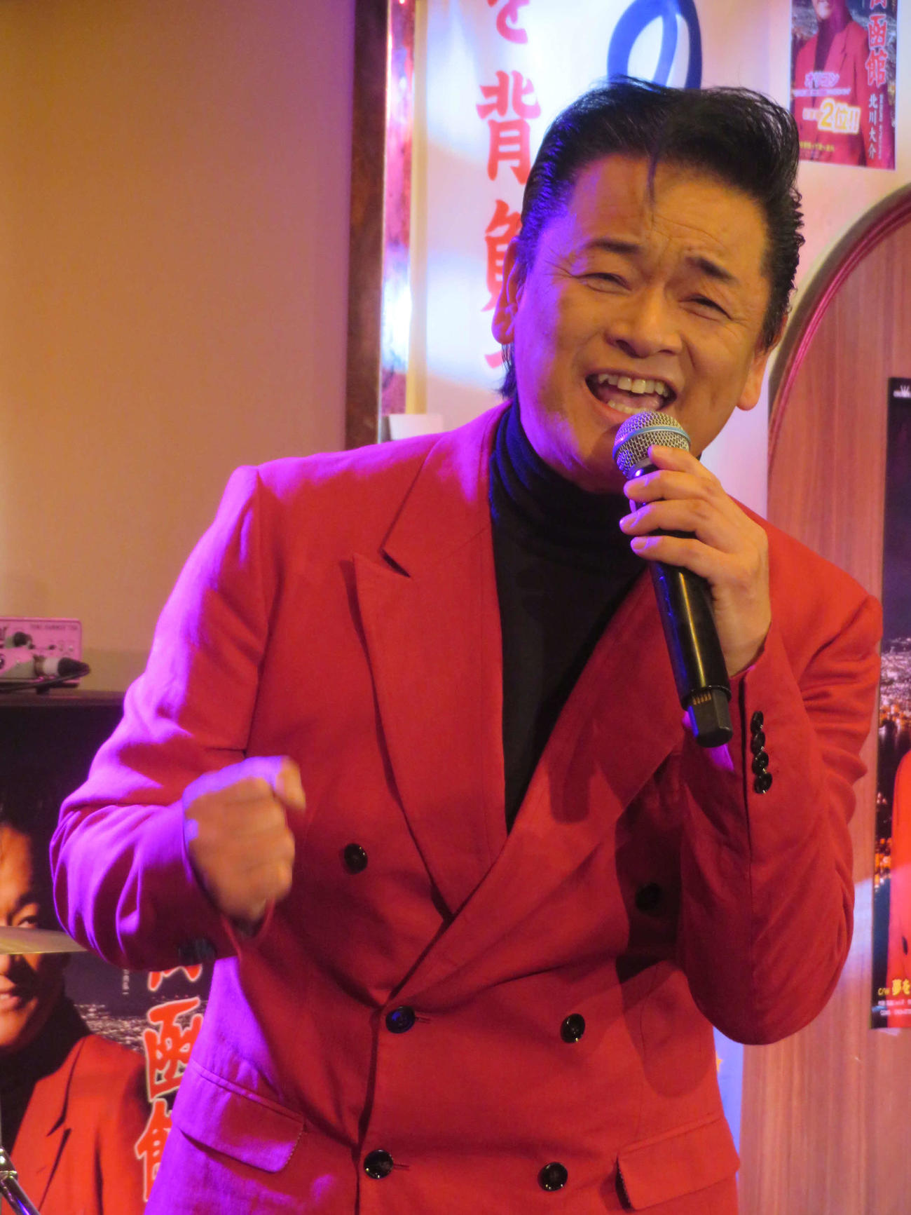 「北川大介新曲発表ライブ～函館を歌う～」で熱唱する北川大介