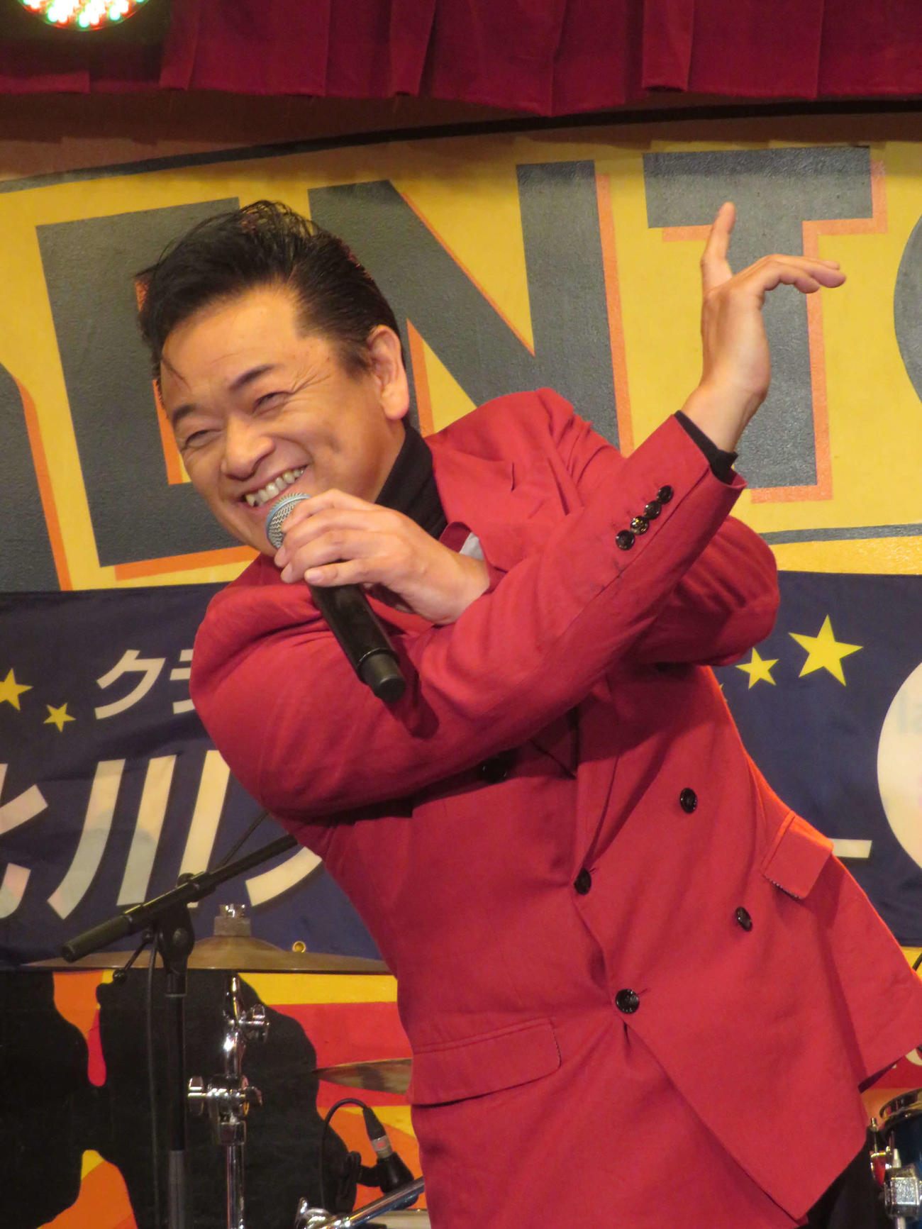 「北川大介新曲発表ライブ～函館を歌う～」でポーズを決める北川大介