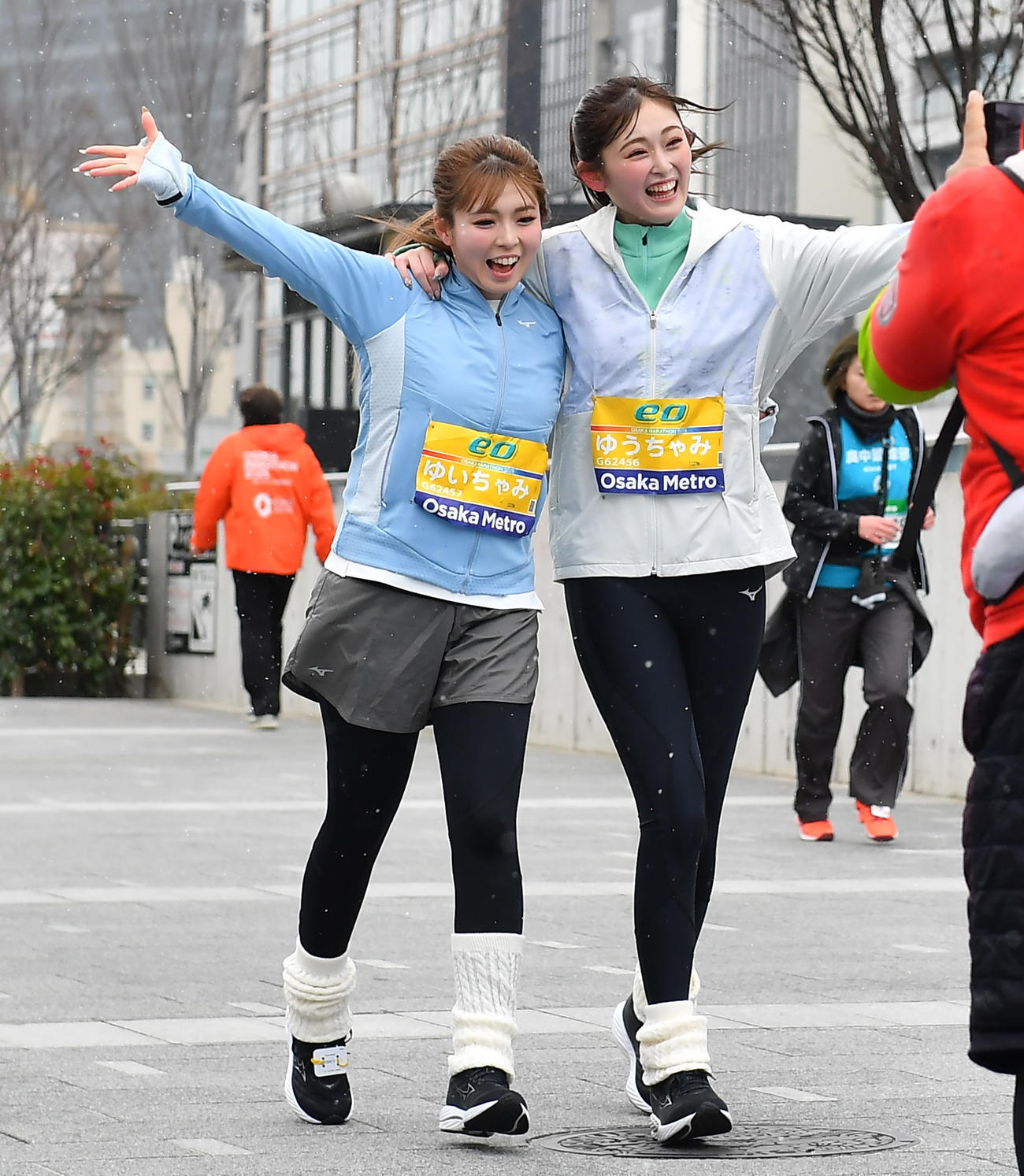 大阪マラソンのランコースに出場しゴールするゆうちゃみ（右）とゆいちゃみ（撮影・清水貴仁）