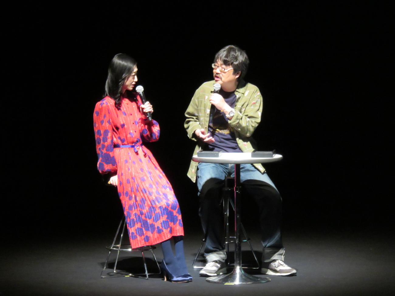 ゲストの壇蜜（左）とトークする六角精児