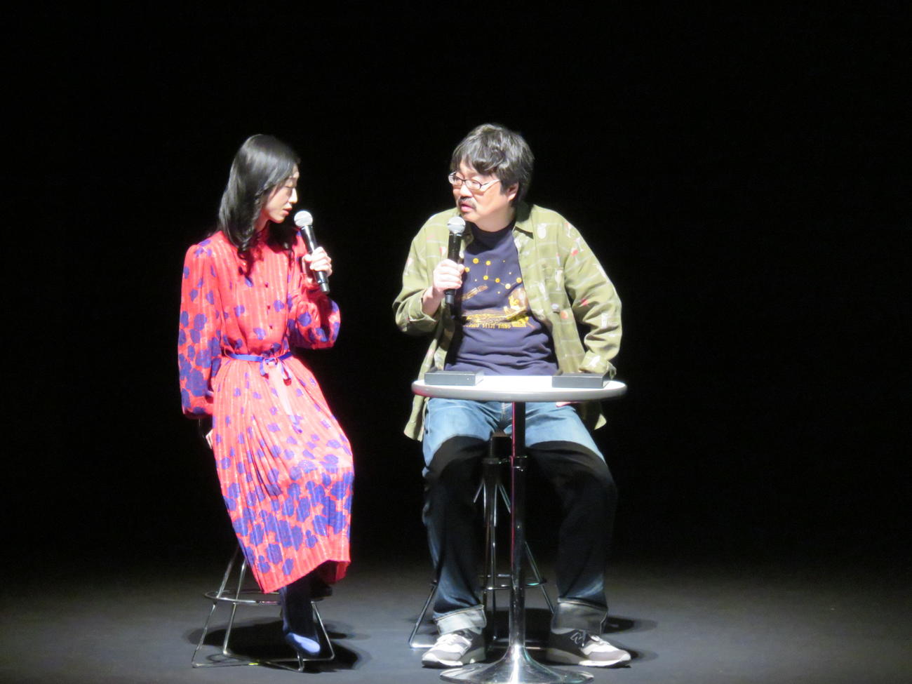 ゲストの壇蜜（左）とトークする六角精児