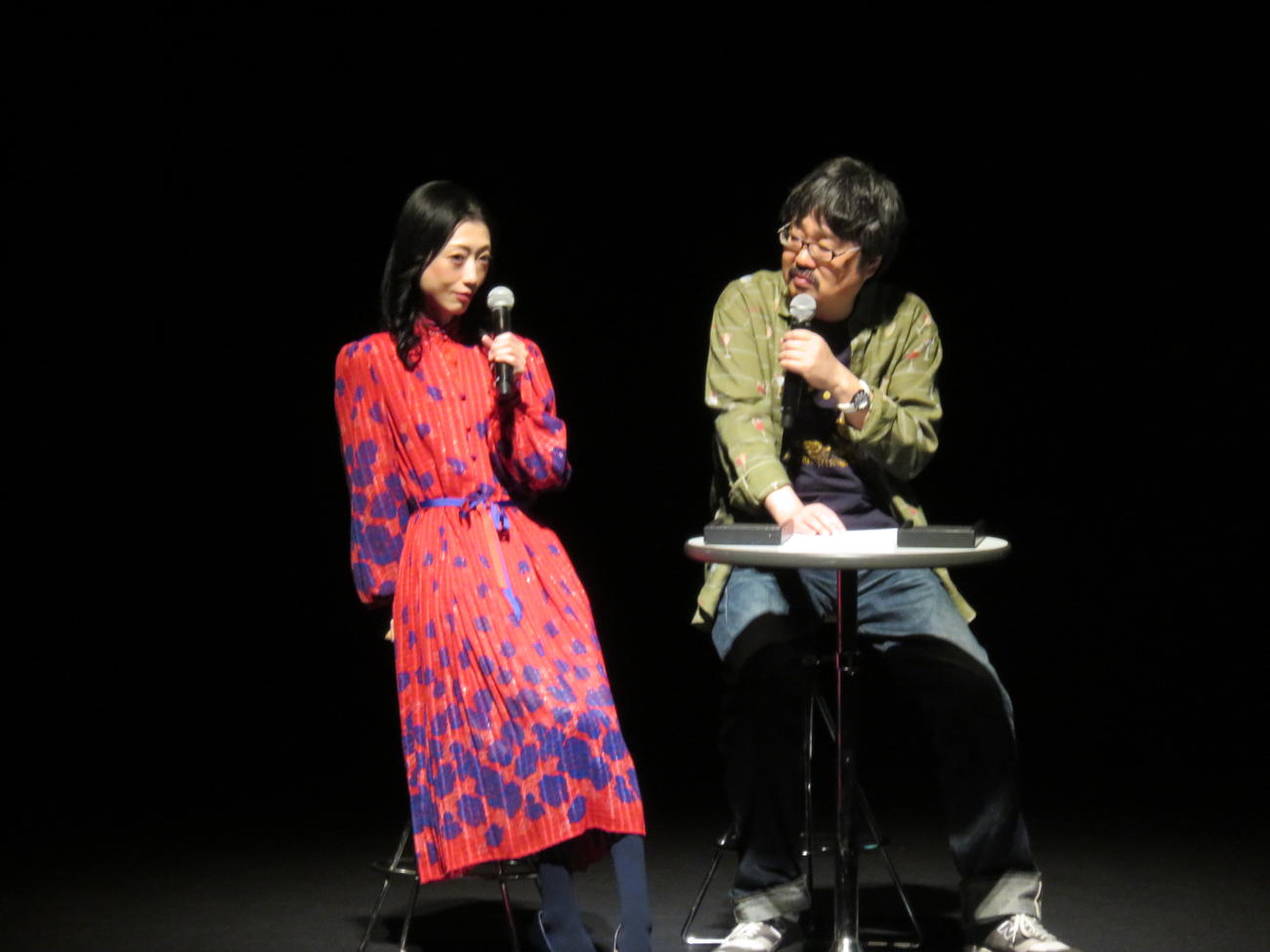 ゲストの壇蜜（左）とトークする六角精児
