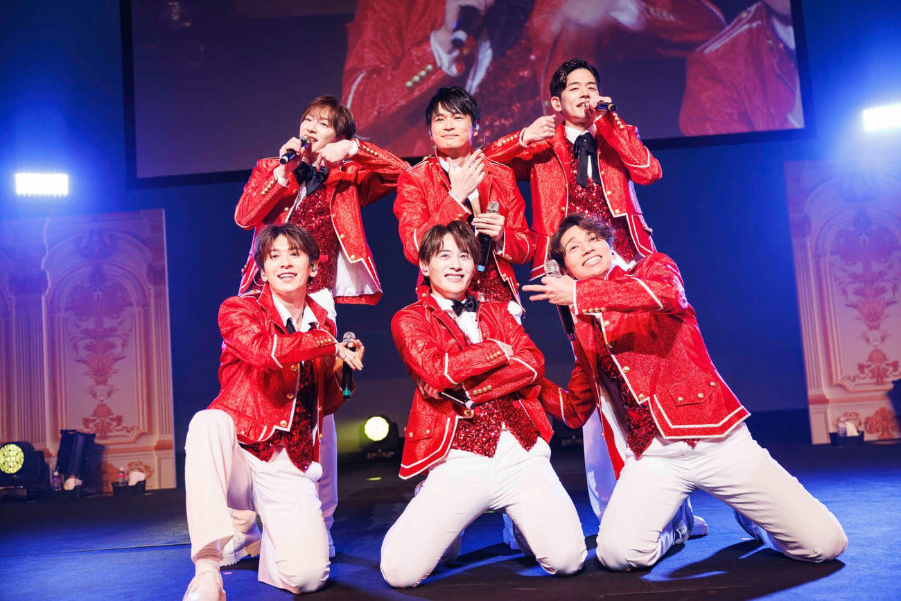 「SHOW－WA 1st TOUR　－君の王子様－」福岡公演でパフォーマンスするSHOW－WA。前列左から寺田真二郎、向山毅、山本佳志、後列左から塩田将己、青山隼、井筒雄太
