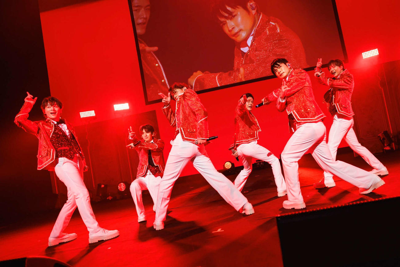 「SHOW－WA 1st TOUR　－君の王子様－」福岡公演でパフォーマンスするSHOW－WA。左から向山毅、寺田真二郎、山本佳志、井筒雄太、青山隼、塩田将己