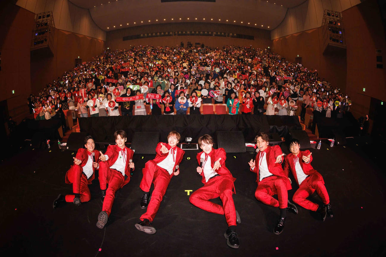 「SHOW－WA 1st TOUR　－君の王子様－」福岡公演でパフォーマンスするSHOW－WA。左から井筒雄太、寺田真二郎、塩田将己、向山毅、山本佳志、青山隼