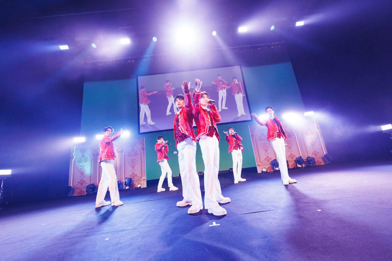 「SHOW－WA 1st TOUR　－君の王子様－」福岡公演でパフォーマンスするSHOW－WA。左から山本佳志、向山毅、青山隼、寺田真二郎、塩田将己、井筒雄太