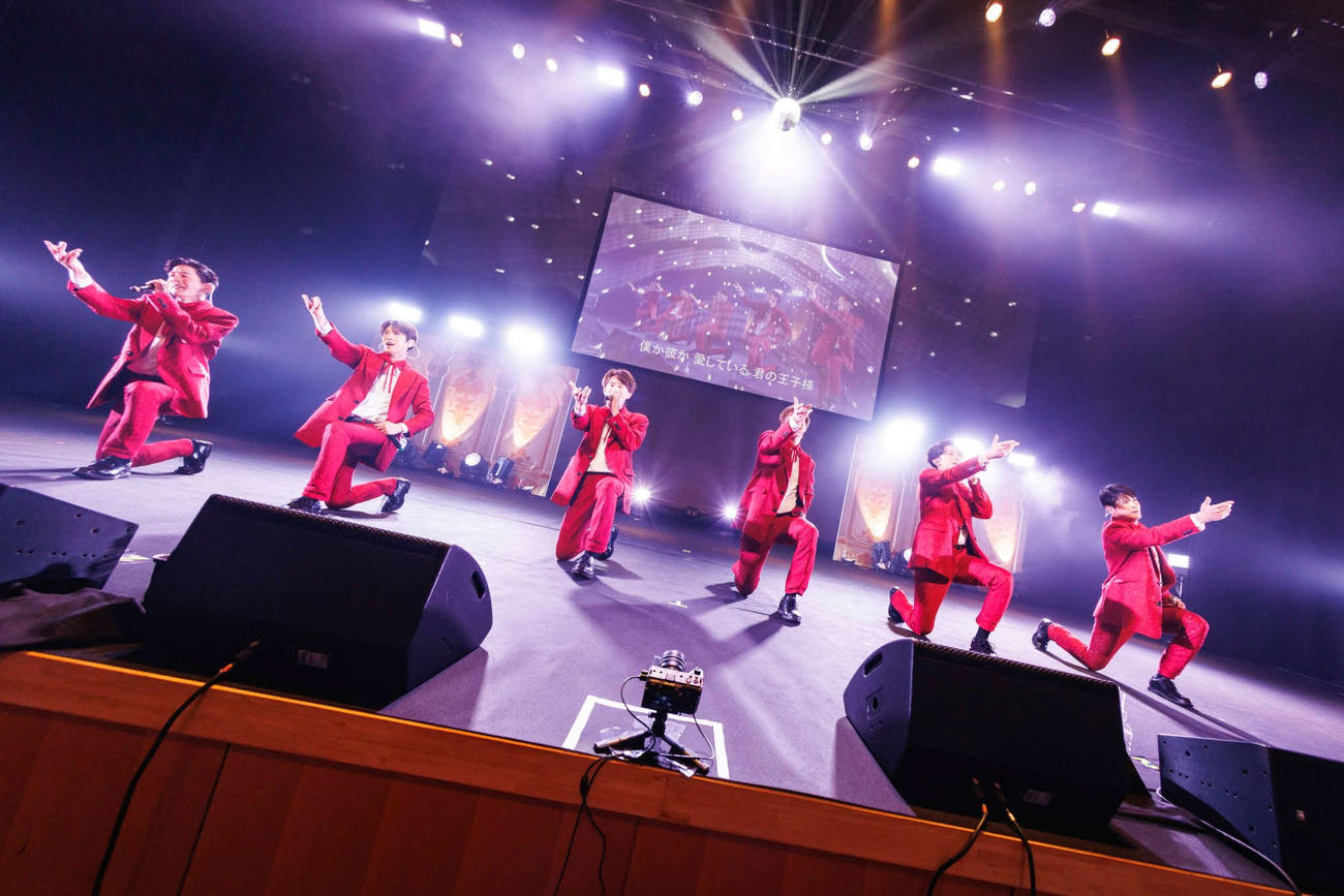 「SHOW－WA 1st TOUR　－君の王子様－」福岡公演でパフォーマンスするSHOW－WA。左から井筒雄太、寺田真二郎、向山毅、塩田将己、山本佳志、青山隼