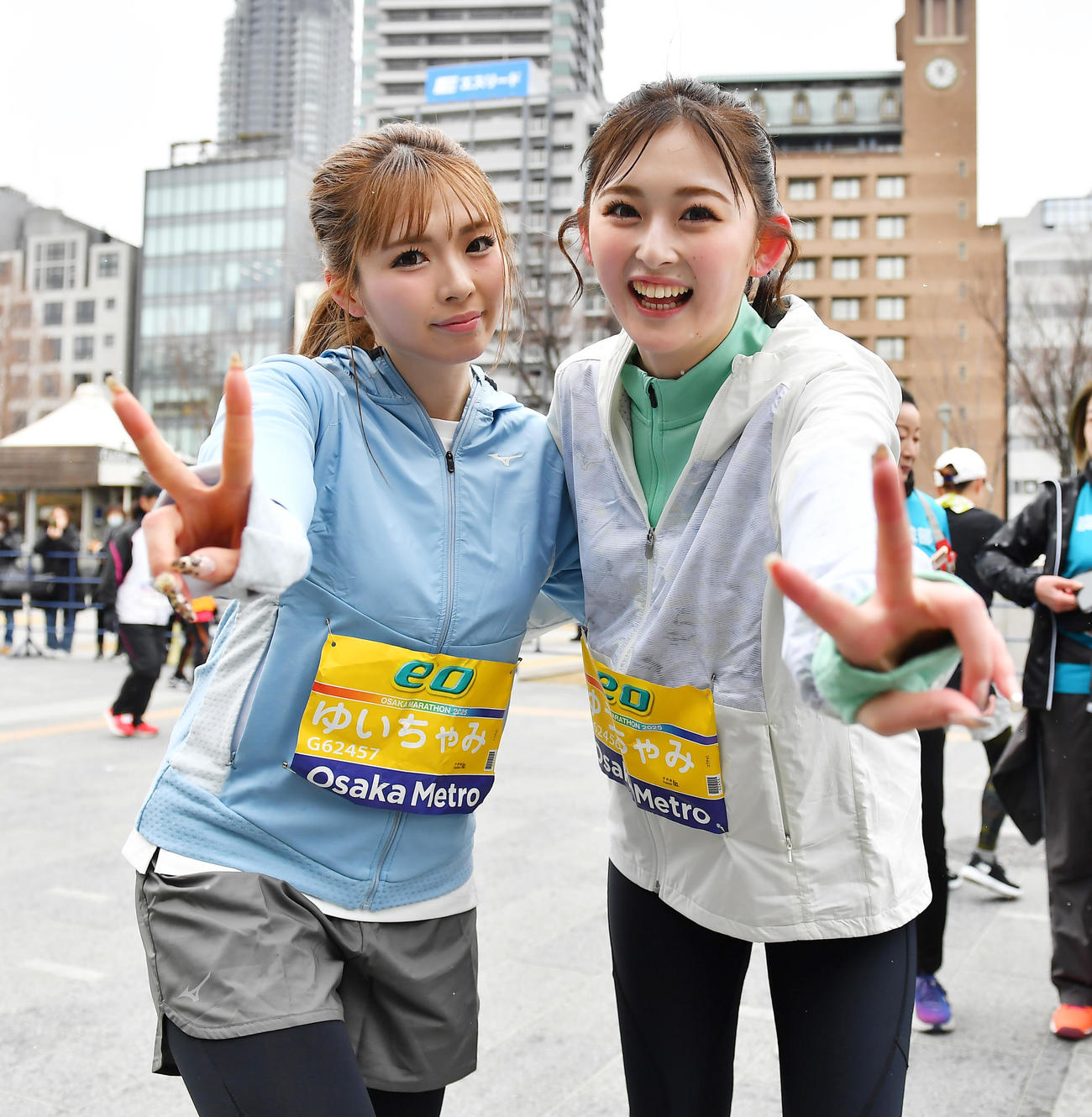 大阪マラソンのランコースを完走し笑顔をみせるゆうちゃみ（右）とゆいちゃみ（撮影・清水貴仁）