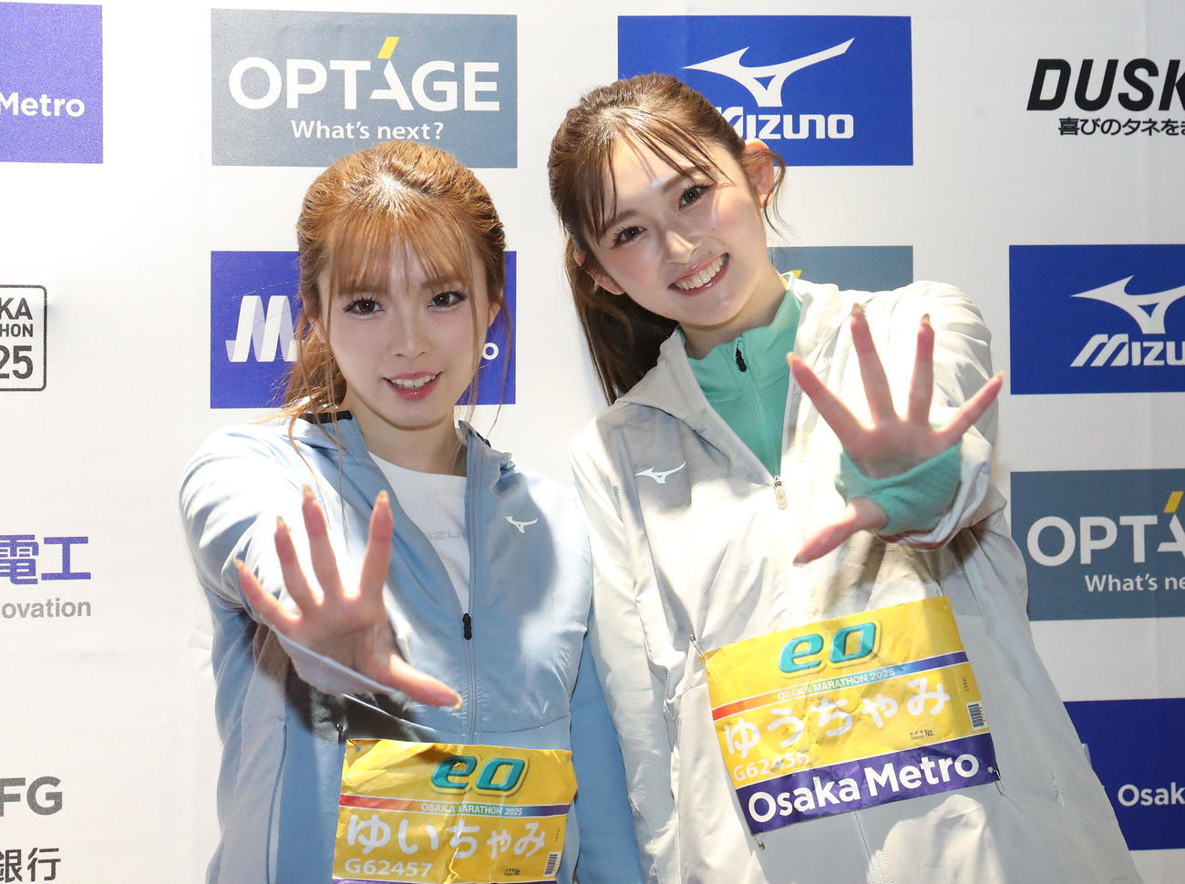 大阪マラソンを走り終えてポーズを決めるゆいちゃみ（左）とゆうちゃみ（撮影・白石智彦）