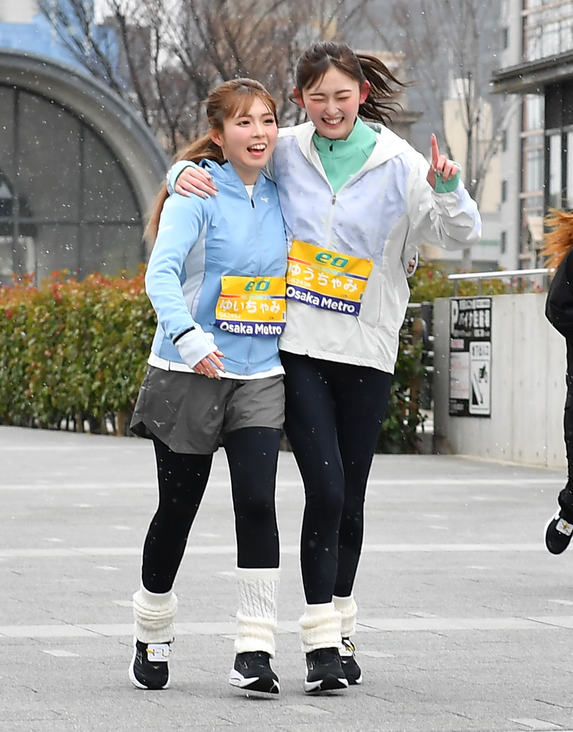 大阪マラソンのランコースに出場しゴールするゆうちゃみ（右）とゆいちゃみ（撮影・清水貴仁）