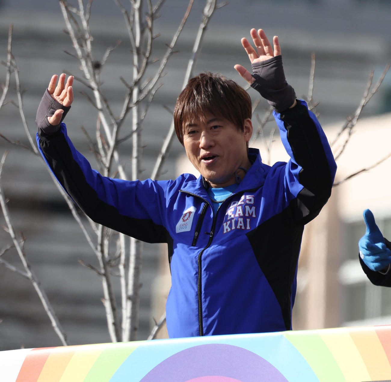 スタートするランナーに手を振る小渕健太郎（撮影・白石智彦）