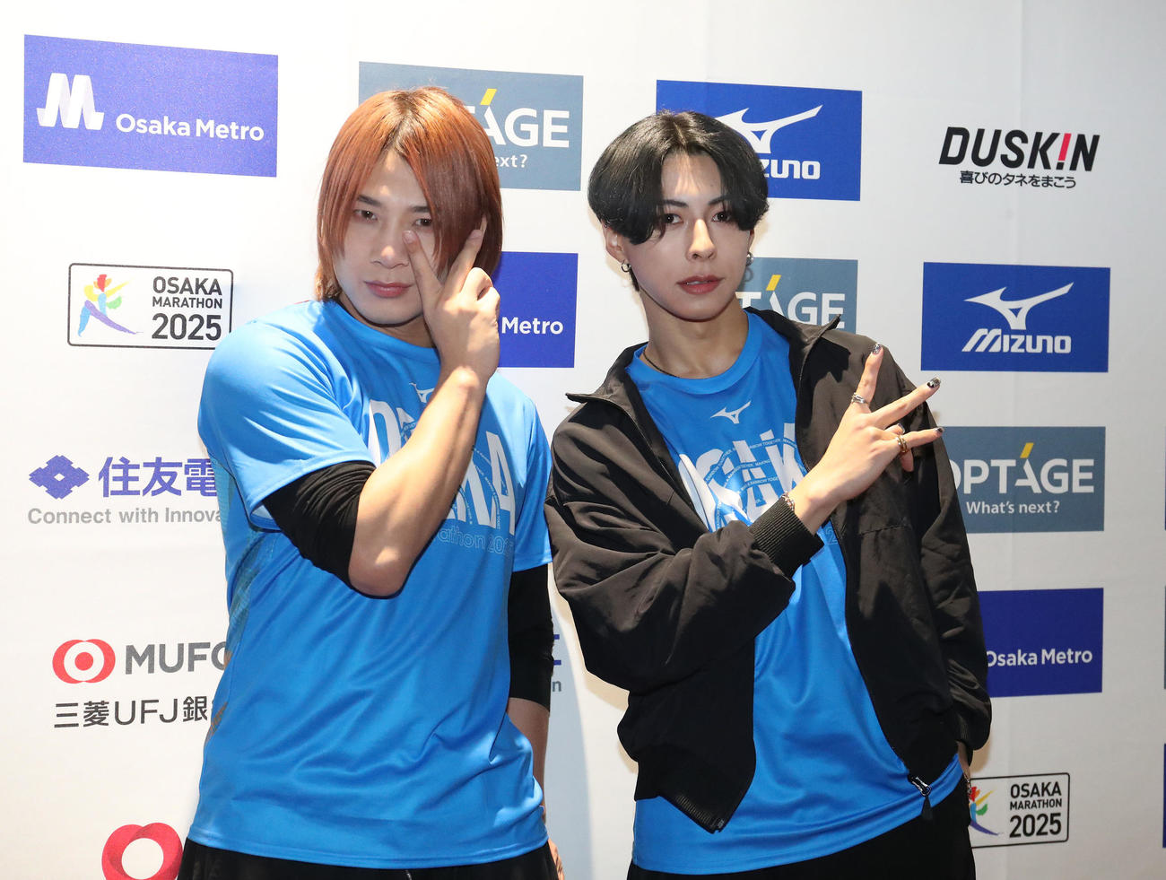 大阪マラソンを走り終えてポーズを決めるOWVの本田康祐（左）と佐野文哉（撮影・白石智彦）