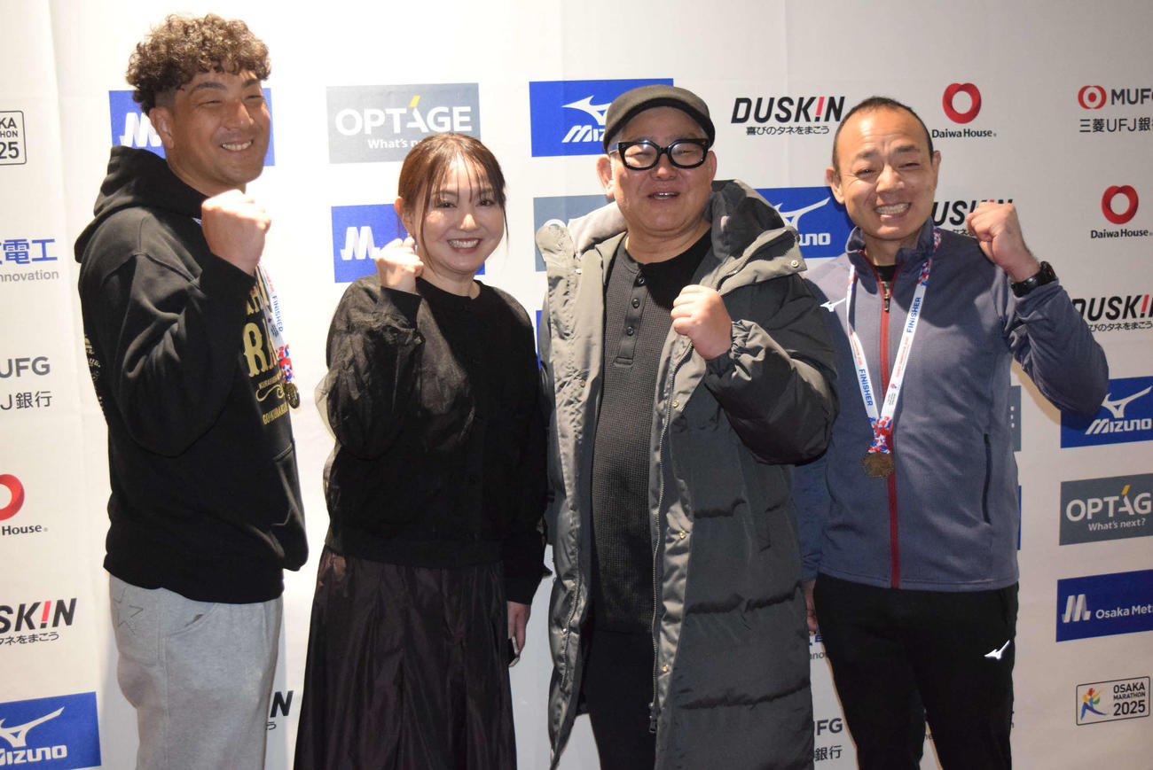 大阪マラソンに参加した「チーム兵動」、左から）笑福亭大智、藤本景子アナウンサー、兵動大樹、荻野晋吾（撮影・阪口孝志）
