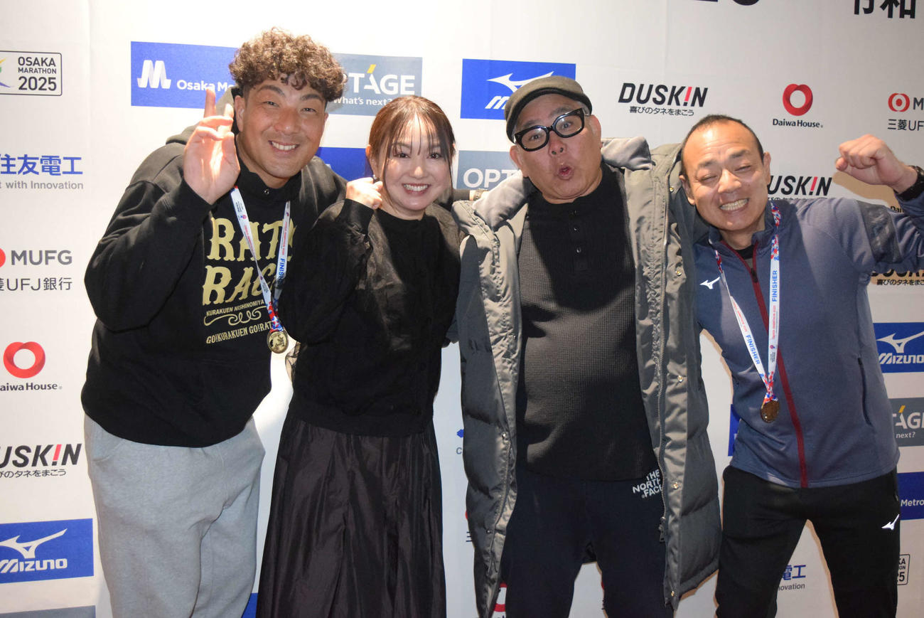 大阪マラソンに参加した「チーム兵動」、左から）笑福亭大智、藤本景子アナウンサー、兵動大樹、荻野晋吾（撮影・阪口孝志）