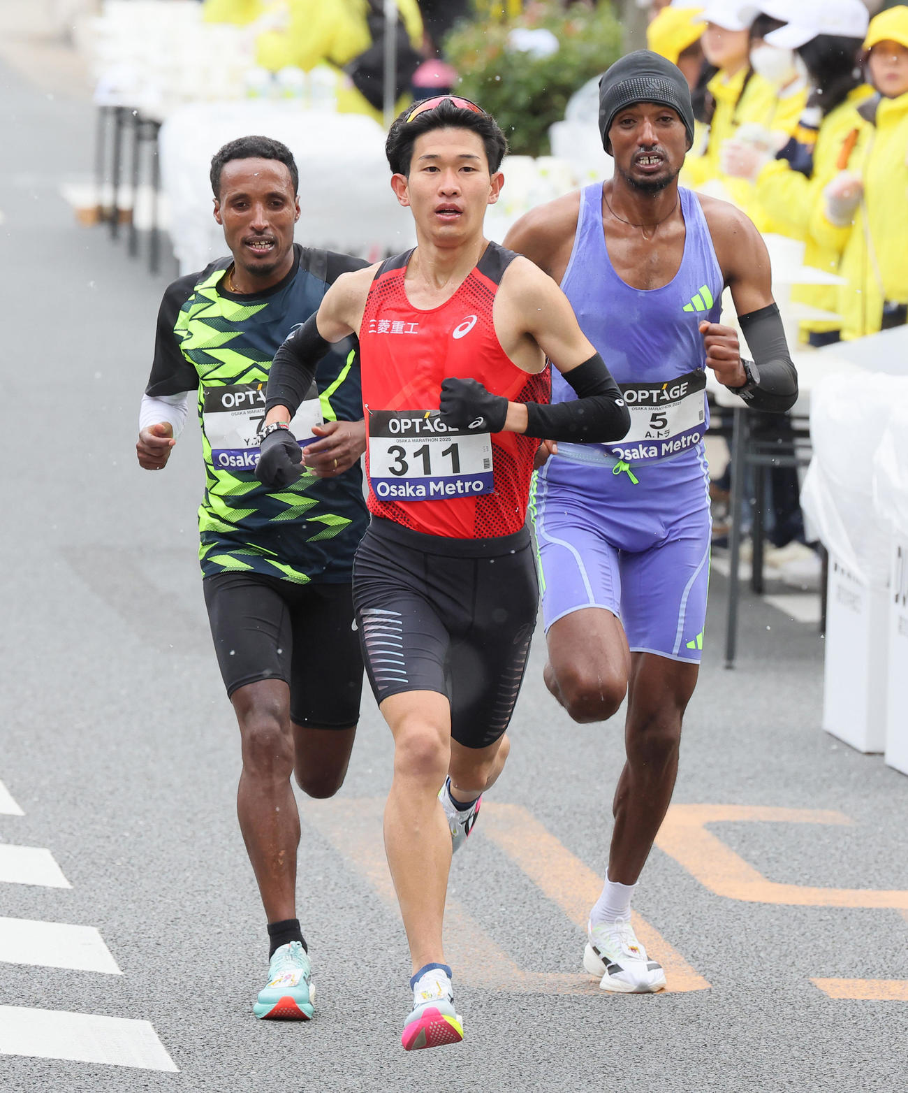 大阪マラソン　41キロ付近、先頭集団に追いつき一時トップに立つ近藤亮太（中央）。左はイフニリグ・アダン、右はアブディサ・トラ（代表撮影）