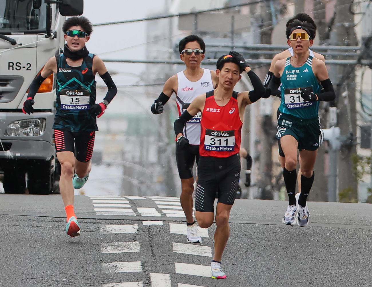 大阪マラソン　40キロ付近、第2集団から抜け出す近藤亮太（手前）。奥は左から細谷恭平、鈴木健吾、黒田朝日（代表撮影）