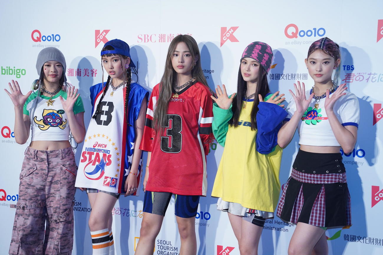 フォトセッションでポーズを決めるNewJeans（2022年10月撮影）