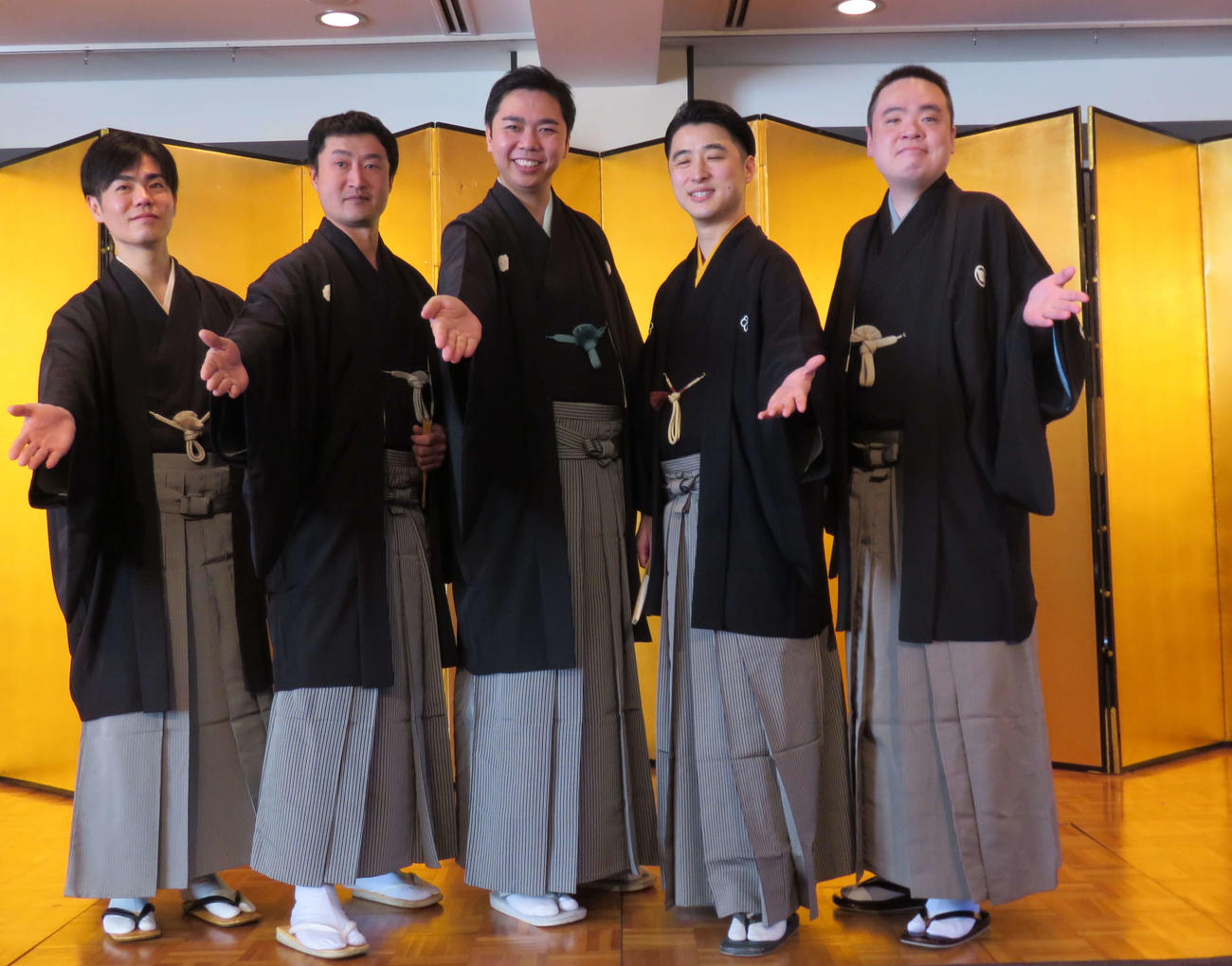 真打ちに昇進する、左から柳家緑太、柳家花飛、柳家吉緑、林家木久彦、松柳亭鶴枝