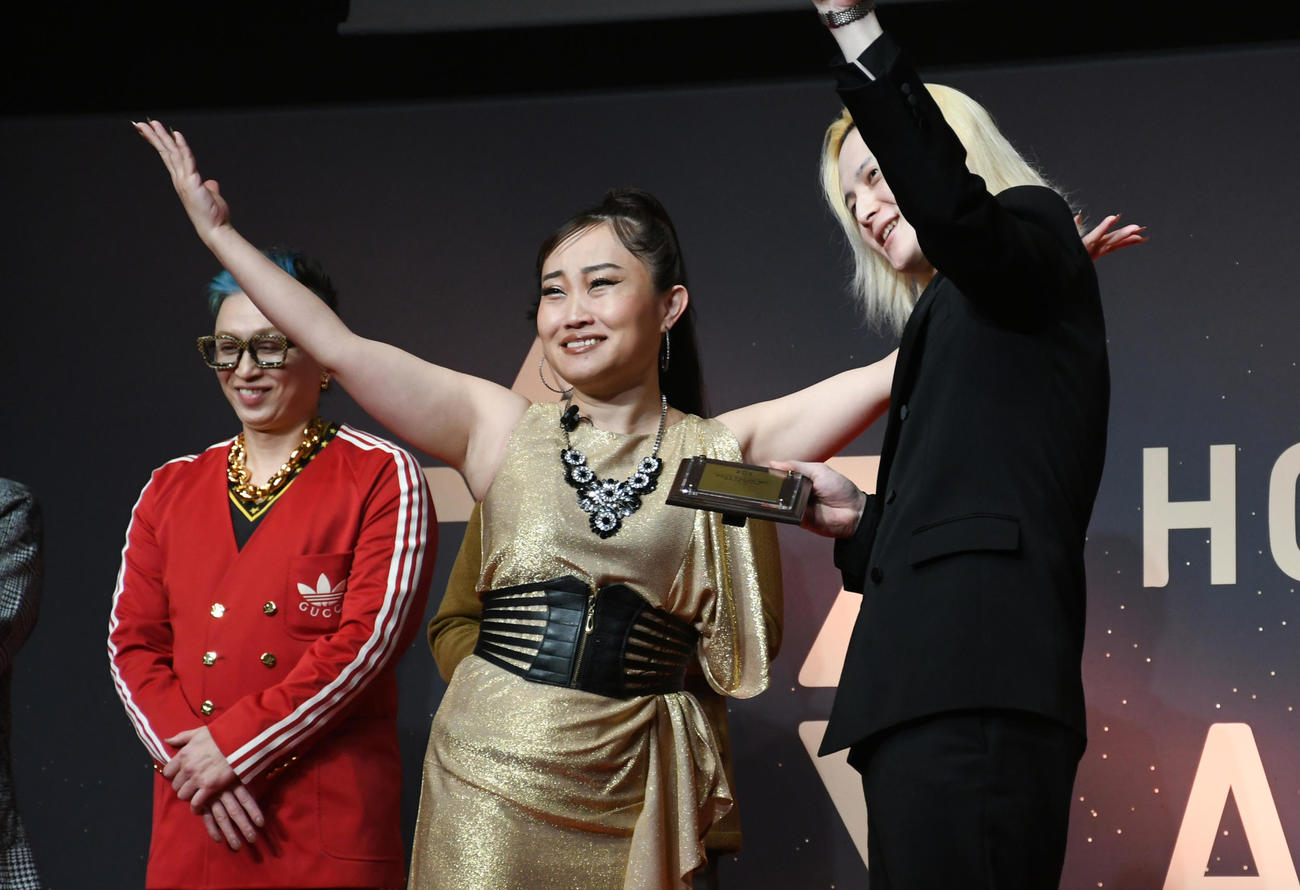 「HOT PEPPER Beauty AWARD 2025」授賞式でものまねしながら受賞者を祝福するキンタロー。（撮影・大友陽平）