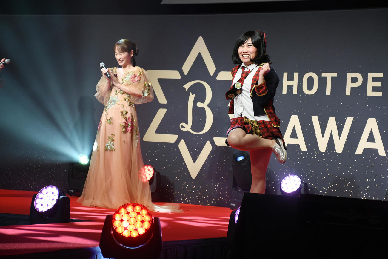 「HOT PEPPER Beauty AWARD 2025」授賞式で川栄李奈（左）が見守る中「フライングゲット」を歌うキンタロー。（撮影・大友陽平）