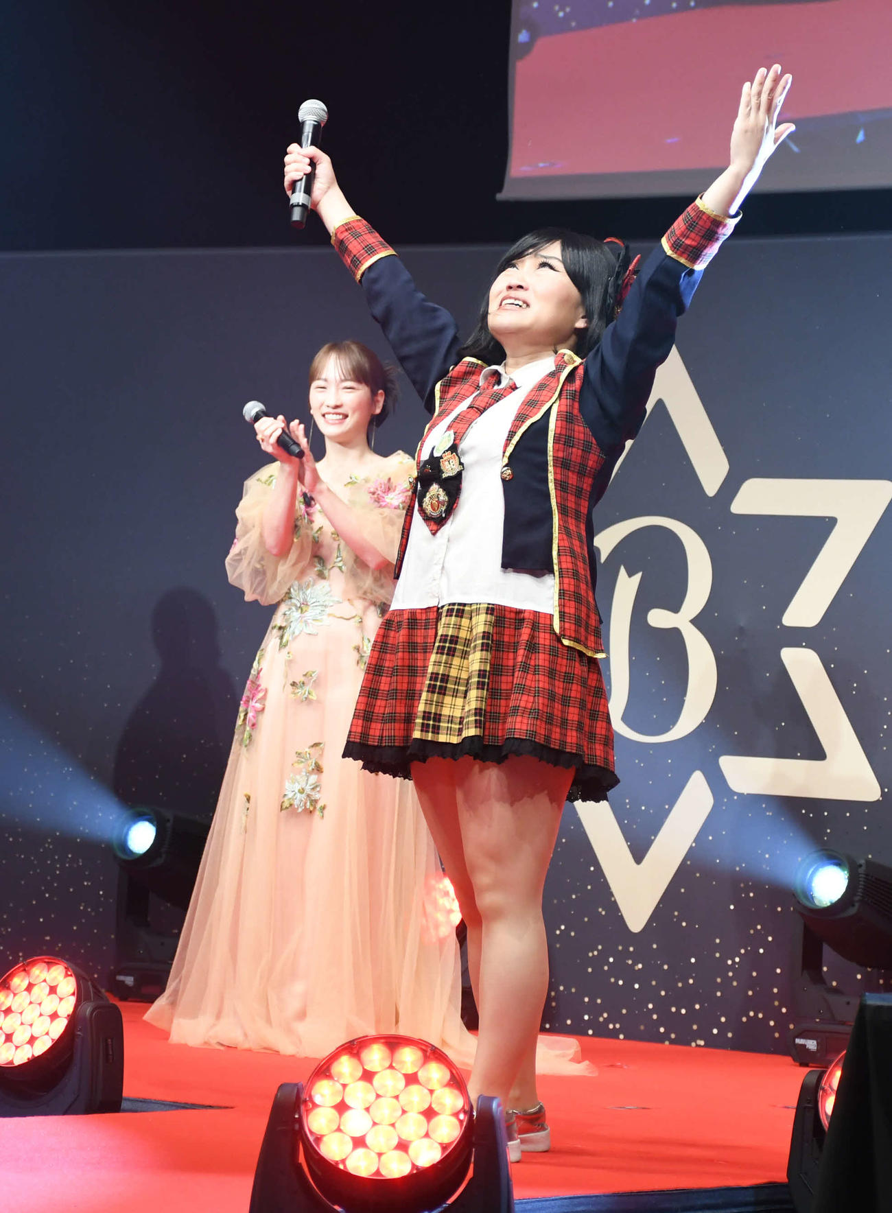 「HOT PEPPER Beauty AWARD 2025」授賞式で川栄李奈（左）が見守る中「フライングゲット」を歌うキンタロー。（撮影・大友陽平）