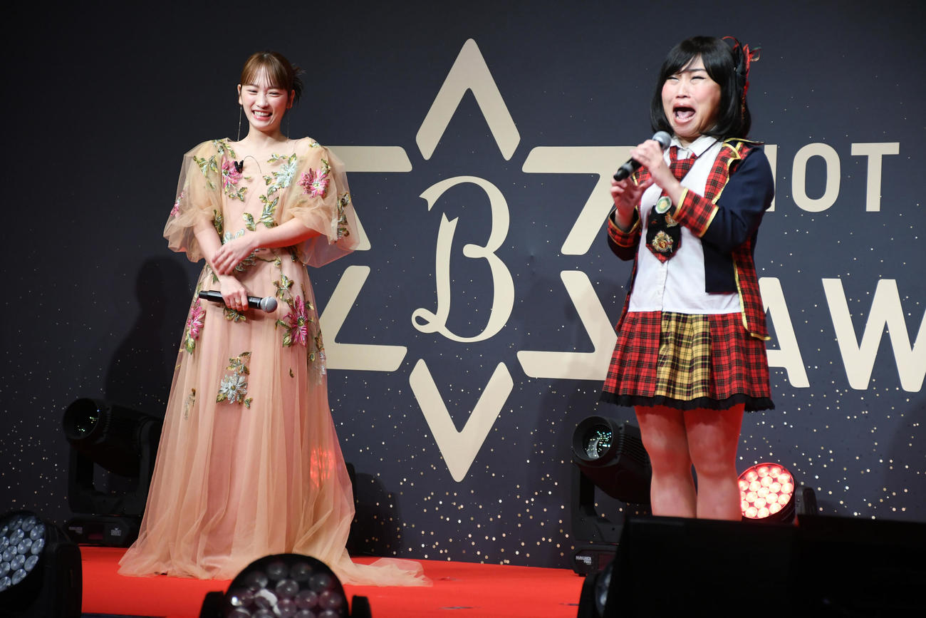 「HOT PEPPER Beauty AWARD 2025」授賞式で川栄李奈（左）が見守る中「フライングゲット」を歌うキンタロー。（撮影・大友陽平）
