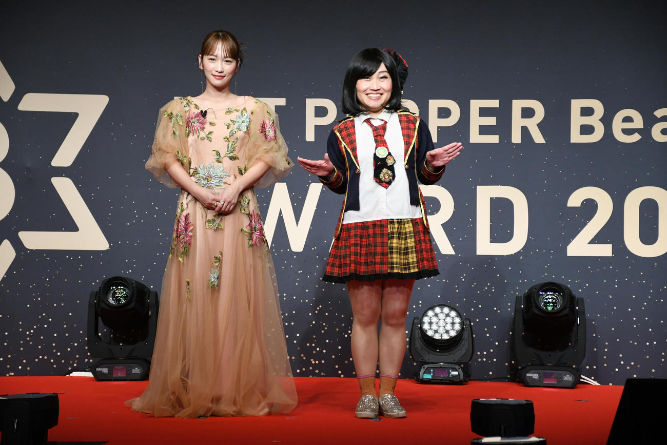 「HOT PEPPER Beauty AWARD 2025」授賞式に出席した川栄李奈（左）とキンタロー。（撮影・大友陽平）