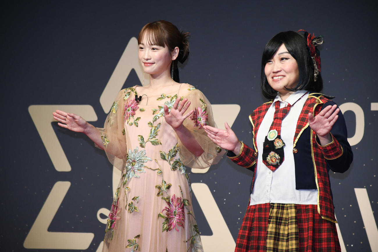 「HOT PEPPER Beauty AWARD 2025」授賞式に出席した川栄李奈（左）とキンタロー。（撮影・大友陽平）