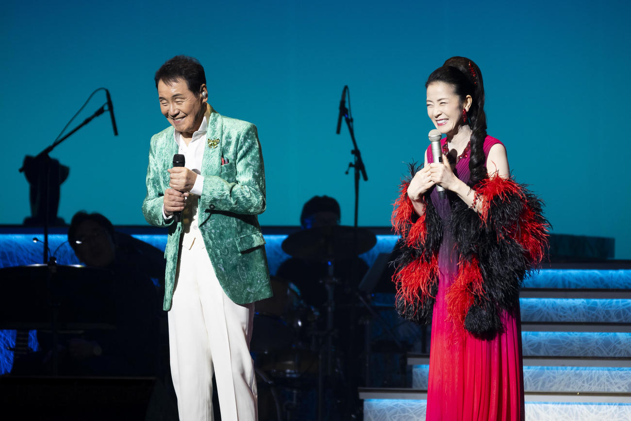 五木ひろしのデビュー60周年を記念したジョイントコンサートの東京公演を行った五木（左）と坂本冬美