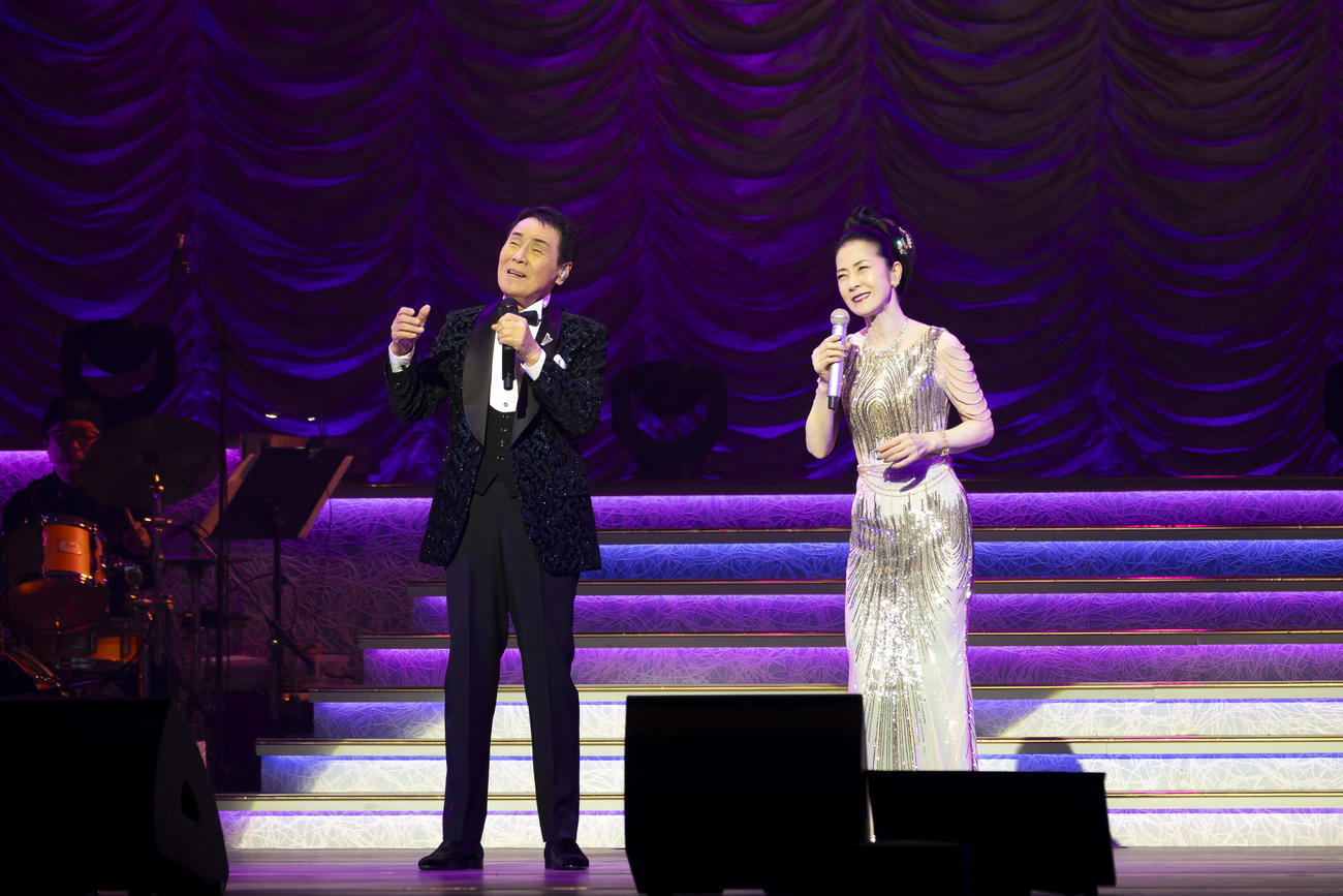 五木ひろしのデビュー60周年を記念したジョイントコンサートの東京公演を行った五木（左）と坂本冬美