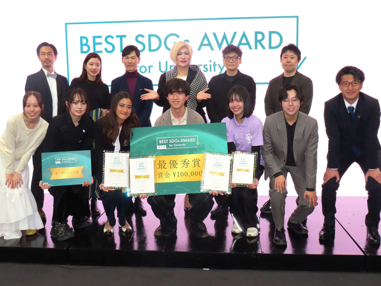 「BEST SDGs AWARD for University　」に登壇した審査員らと学生。左から3人目は石丸伸二氏、4人目はIKKO