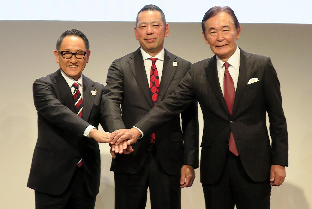 「MUSIC WAY PROJECT」共同会見で。左から、チヨタグループ豊田章男会長、カルチャーアンドエンタテインメント産業振興会松村俊亮理事長、都倉俊一文化庁長官