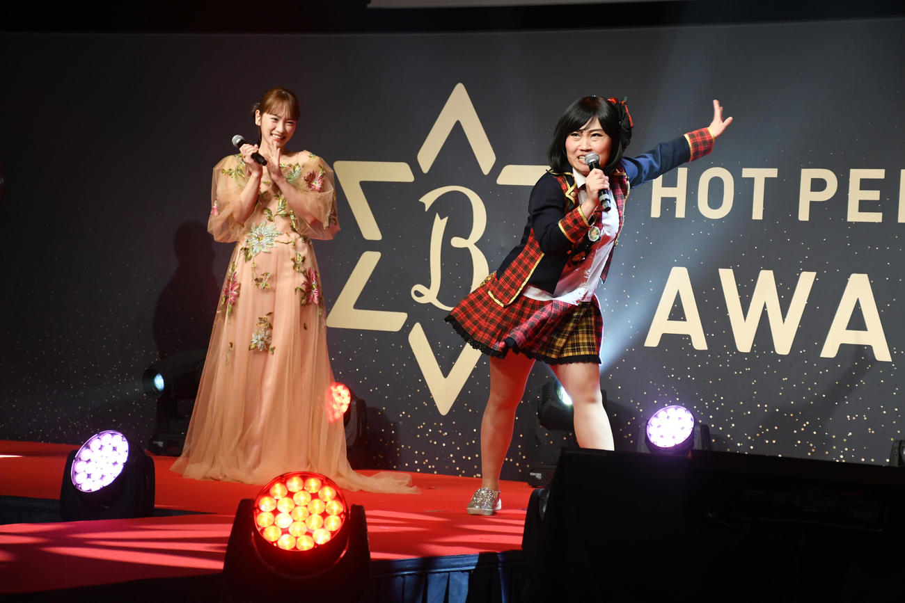 「HOT PEPPER Beauty AWARD 2025」授賞式で川栄李奈（左）が見守る中「フライングゲット」を歌うキンタロー。（撮影・大友陽平）
