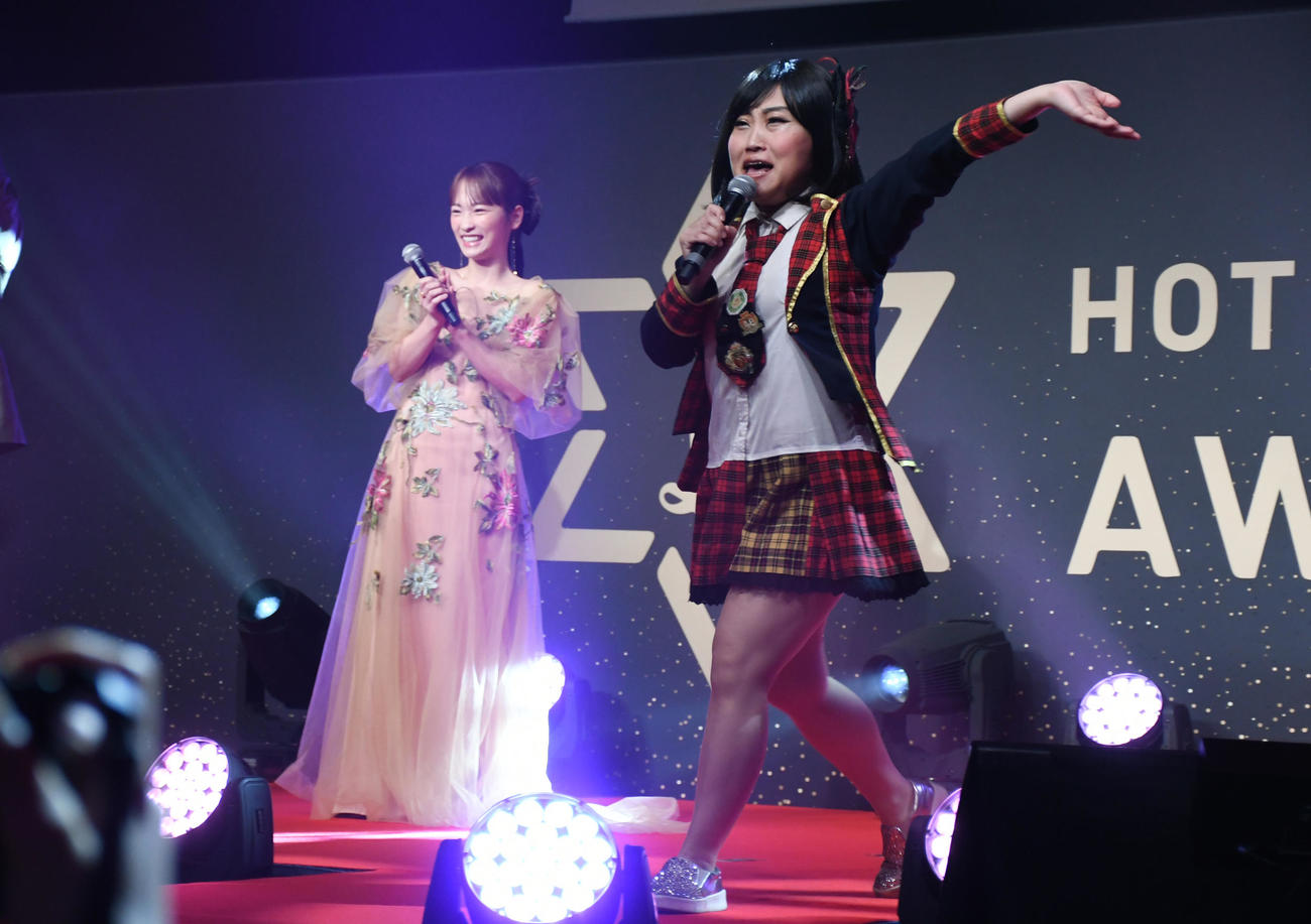 「HOT PEPPER Beauty AWARD 2025」授賞式で川栄李奈（左）が見守る中「フライングゲット」を歌うキンタロー。（撮影・大友陽平）