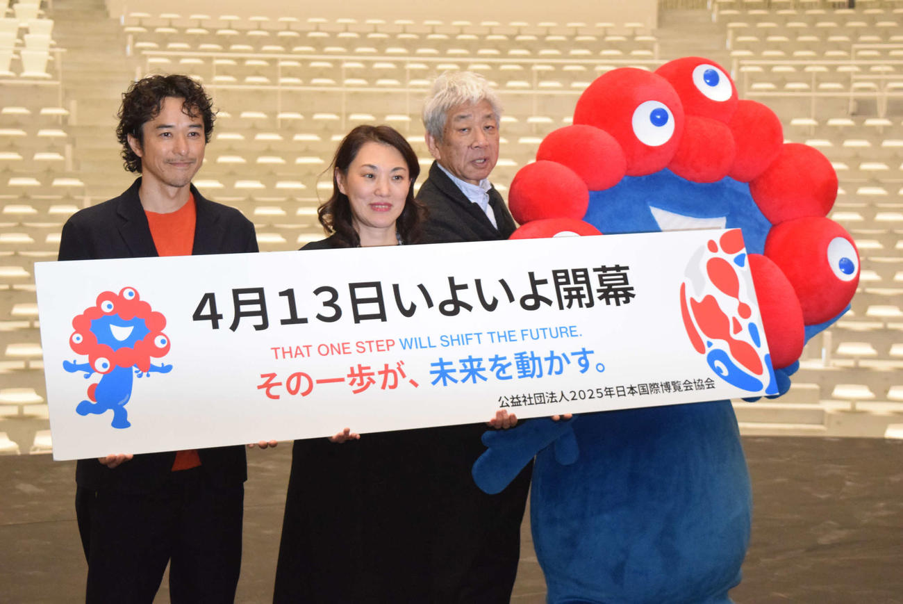 公開された大阪・関西万博2025会場の「エキスポホール」内部を視察する、左から）小橋賢児氏、池坊専好氏、大崎洋氏（撮影・阪口孝志）