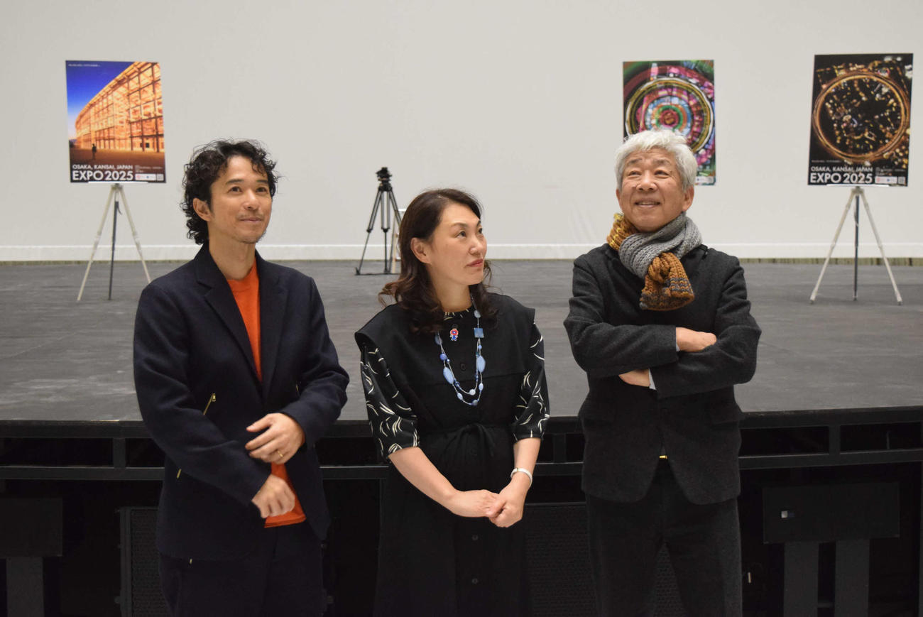 公開された大阪・関西万博2025会場の「エキスポホール」内部を視察する、左から）小橋賢児氏、池坊専好氏、大崎洋氏（撮影・阪口孝志）