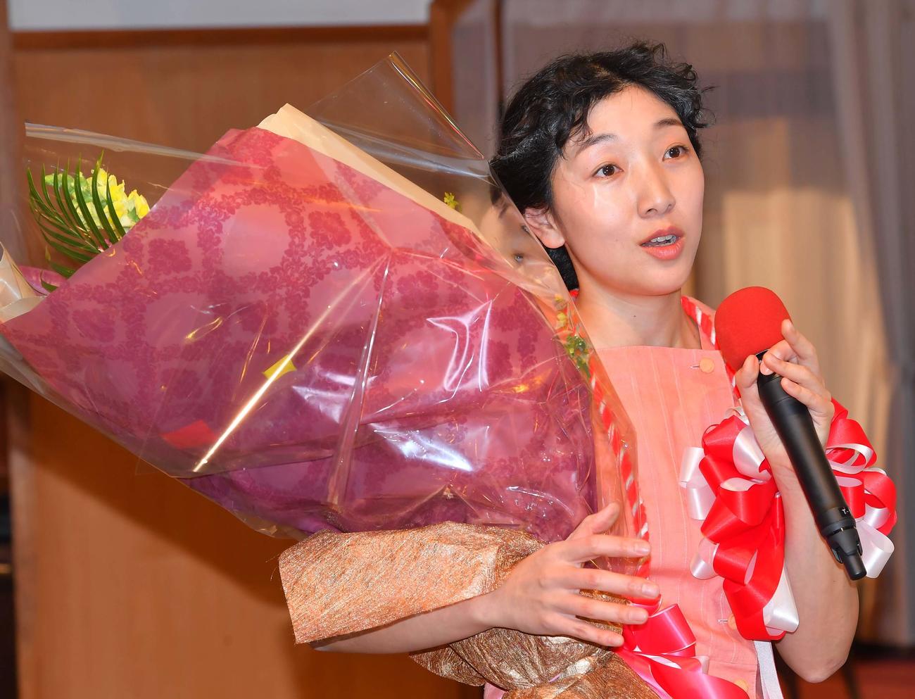 NHK朝ドラの「まんぷく」がクランクアップした安藤サクラは涙をこらえながらあいさつする（2019年2月撮影）
