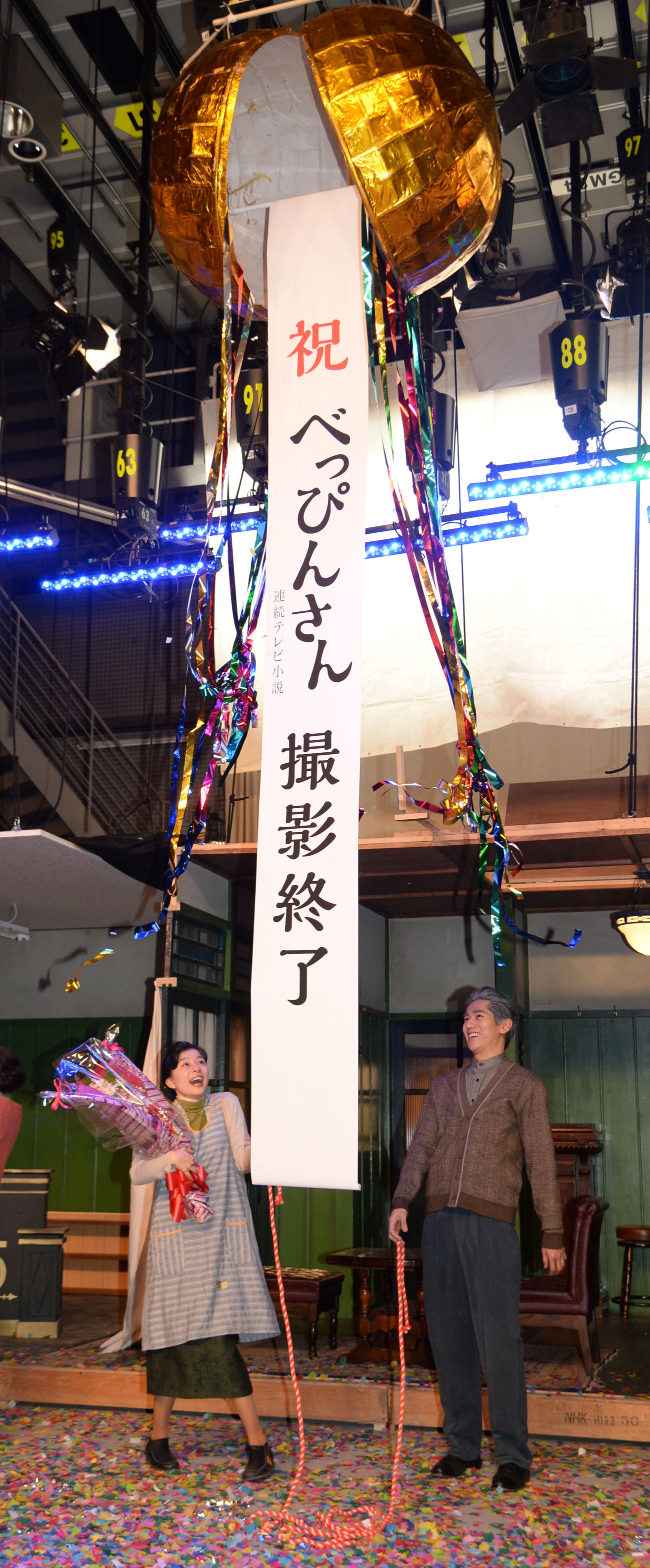 「べっぴんさん」クランクアップに感激する芳根京子（左）（2017年2月撮影）