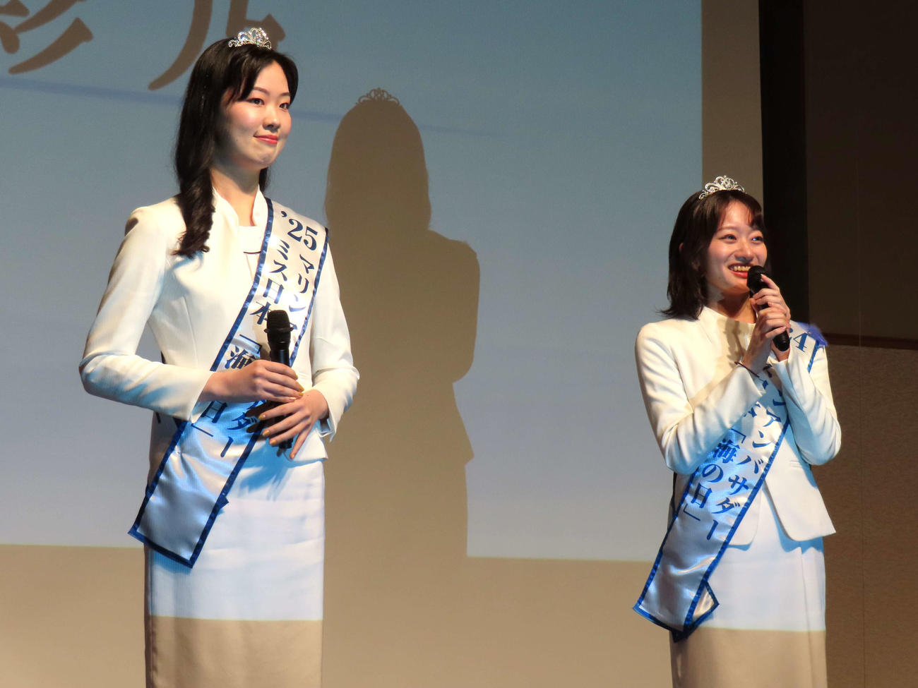 2025ミス日本「海の日」高橋彩乃さん（左）と2024ミス日本「海の日」有馬佳奈さん