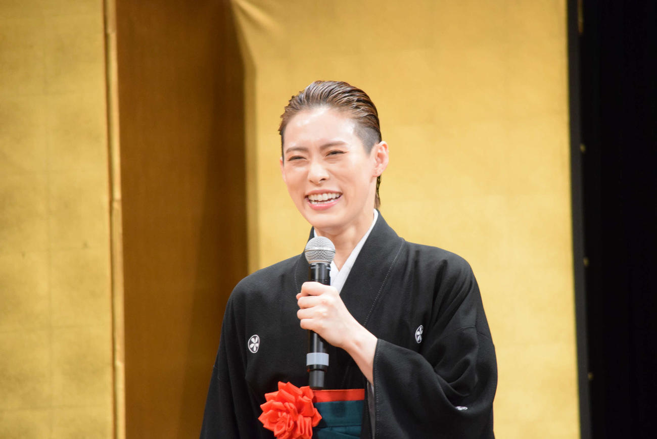 「第42回咲くやこの花賞」演芸・舞踊部門（歌劇）を受賞した翼和希（撮影・阪口孝志）