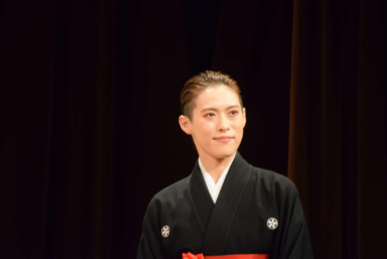 「第42回咲くやこの花賞」演芸・舞踊部門（歌劇）を受賞した翼和希（撮影・阪口孝志）