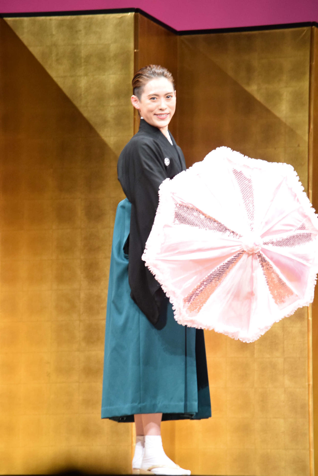 「第42回咲くやこの花賞」演芸・舞踊部門（歌劇）を受賞し、「桜咲く国」を披露する翼和希（撮影・阪口孝志）