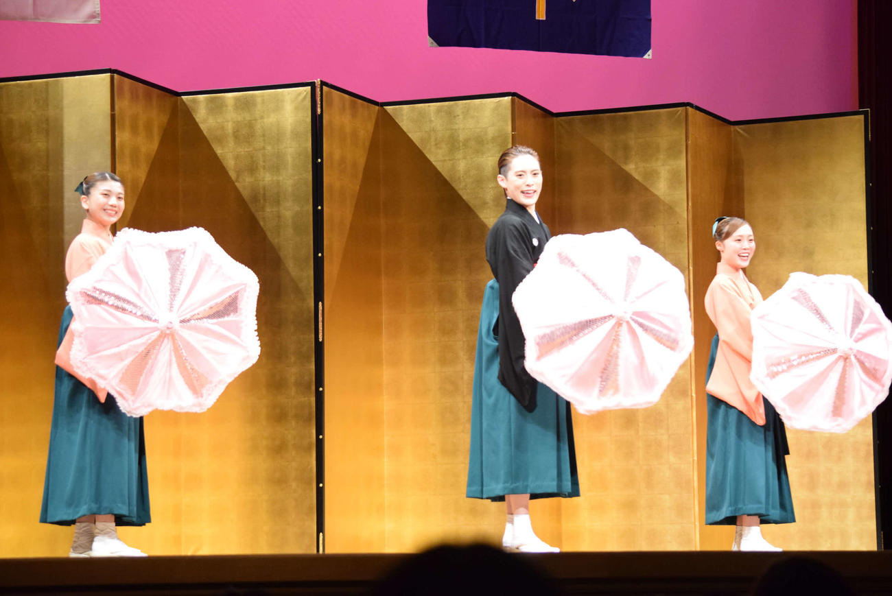 「第42回咲くやこの花賞」演芸・舞踊部門（歌劇）を受賞し、「桜咲く国」を披露する翼和希（中央）（撮影・阪口孝志）