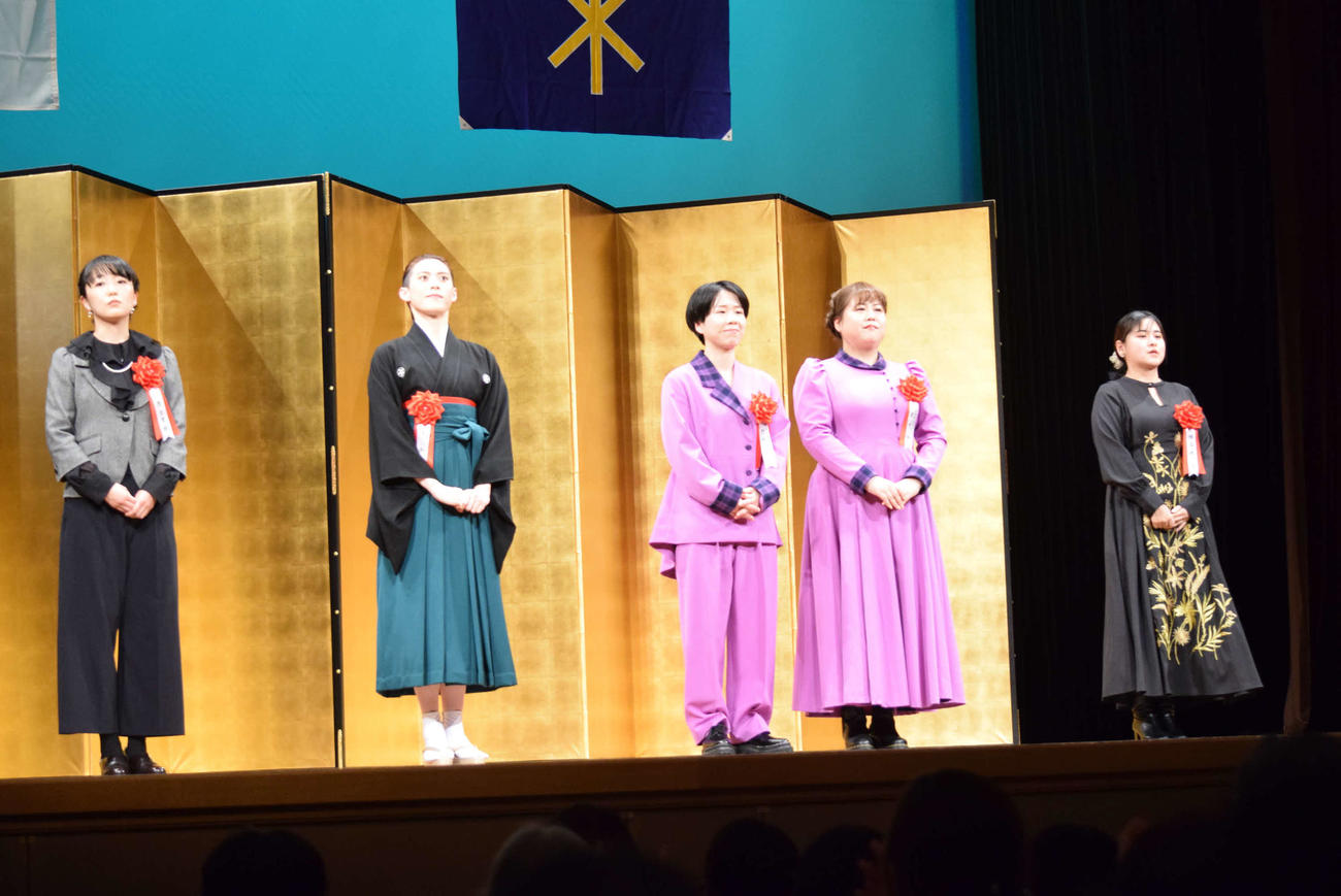 「第42回咲くやこの花賞」を受賞した（左から）野原万里絵氏、翼和希、天才ピアニスト竹内知咲とますみ、蝉谷めぐ実氏（撮影・阪口孝志）